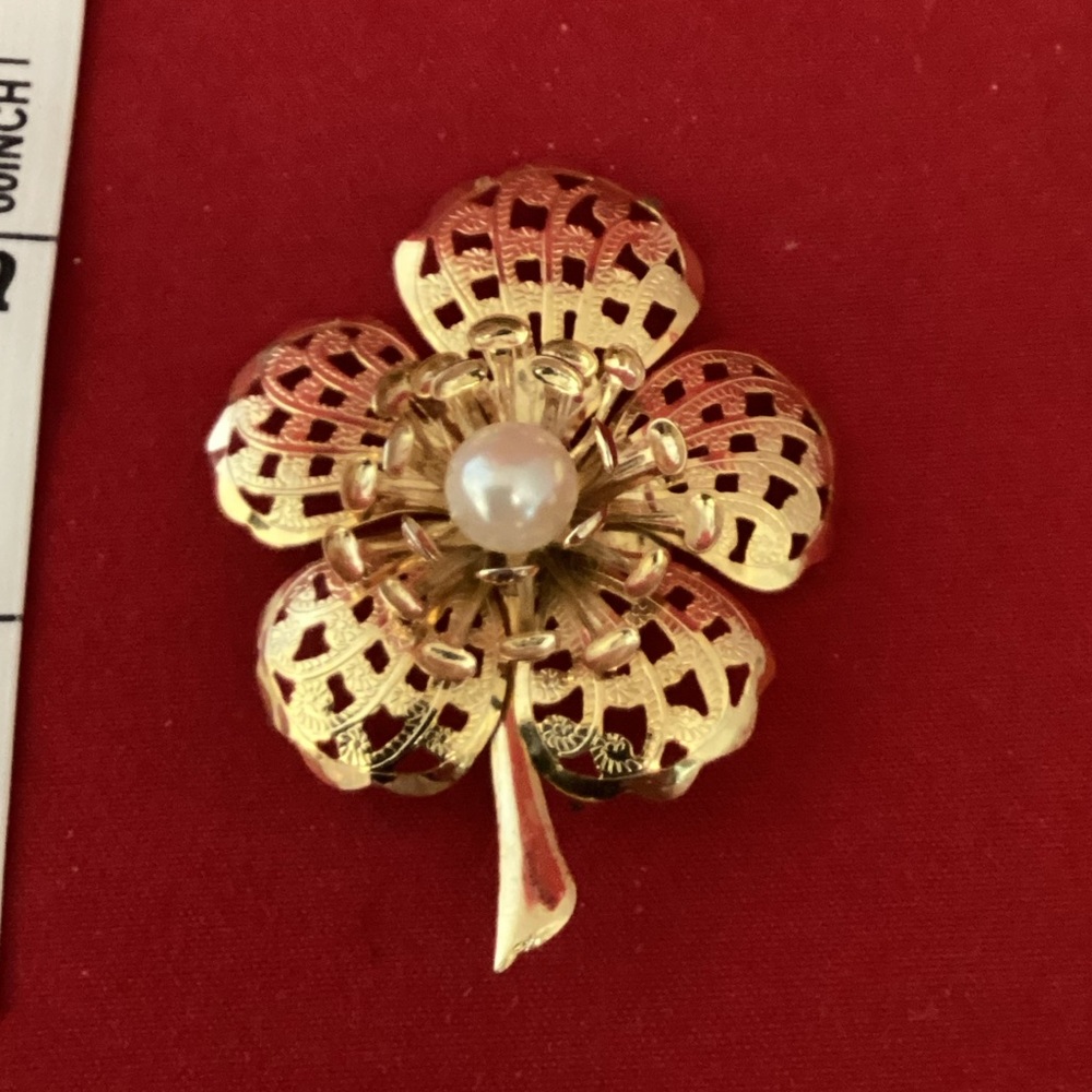 Gold tone with faux perle flower brooch